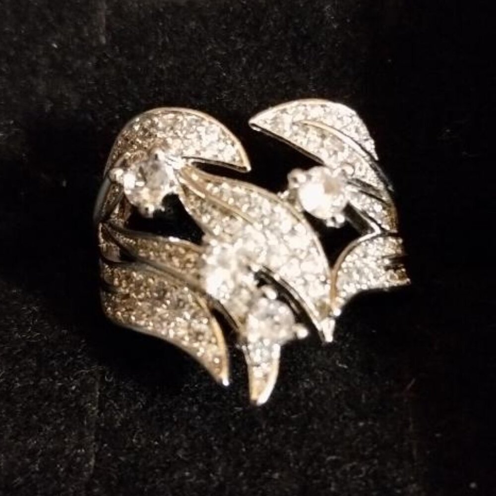 BEAUTIFUL DESIGN  (NIB) SILVER RING WITH RINSTONES - Picture 3 of 8